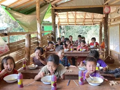 ミャンマーのカレン州カネリタ避難民キャンプで子供たちが食事をしているところ