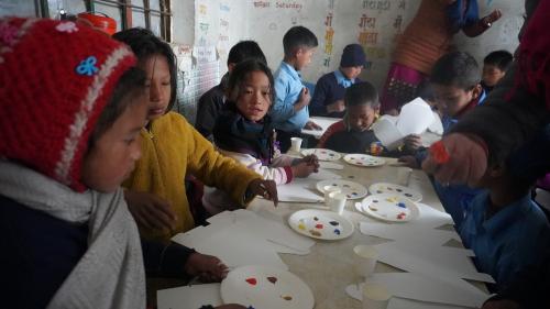 ネパールの山間部の小学校でのお絵描きの様子です。非電化で暗い中、一生懸命に、楽しみながらお絵描きしました