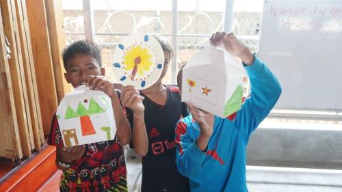 カンボジアのボートピープルの子供達。日本の水彩絵の具を使うのは初めてでしたが、上手に絵を描いてくれました