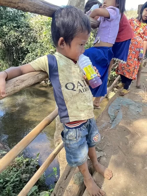 ミャンマーの避難民キャンプでは、汚れてぼろぼろになった服を着ている子供たちも多く見かけます。