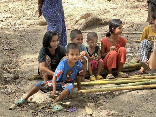 ミャンマー避難民の子供たち。衣服やサンダルなどの支援はとても喜ばれます