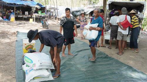 ミャンマーIDPキャンプの避難民への食糧支援