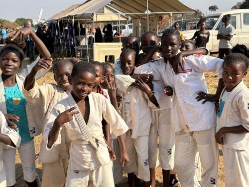 ザンビアのメヘバ難民キャンプで柔道着を寄付しました。スポーツも教育の一環として積極的に活動しています。