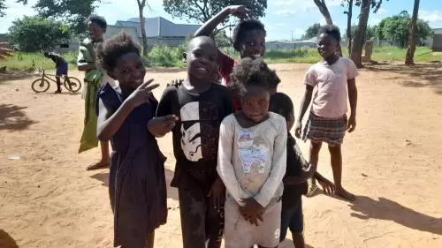 ザンビアには娯楽が少ないので、サッカーをしてるとたくさん子供が集まってきます