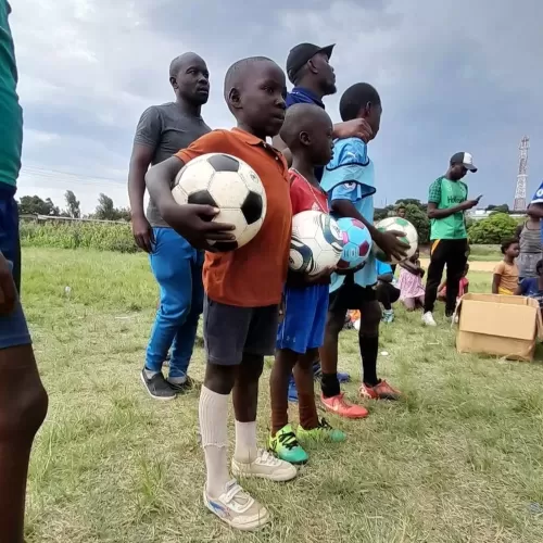 ボールを手にする小さい子供達。この中から未来のザンビア代表が生まれるかもしれません
